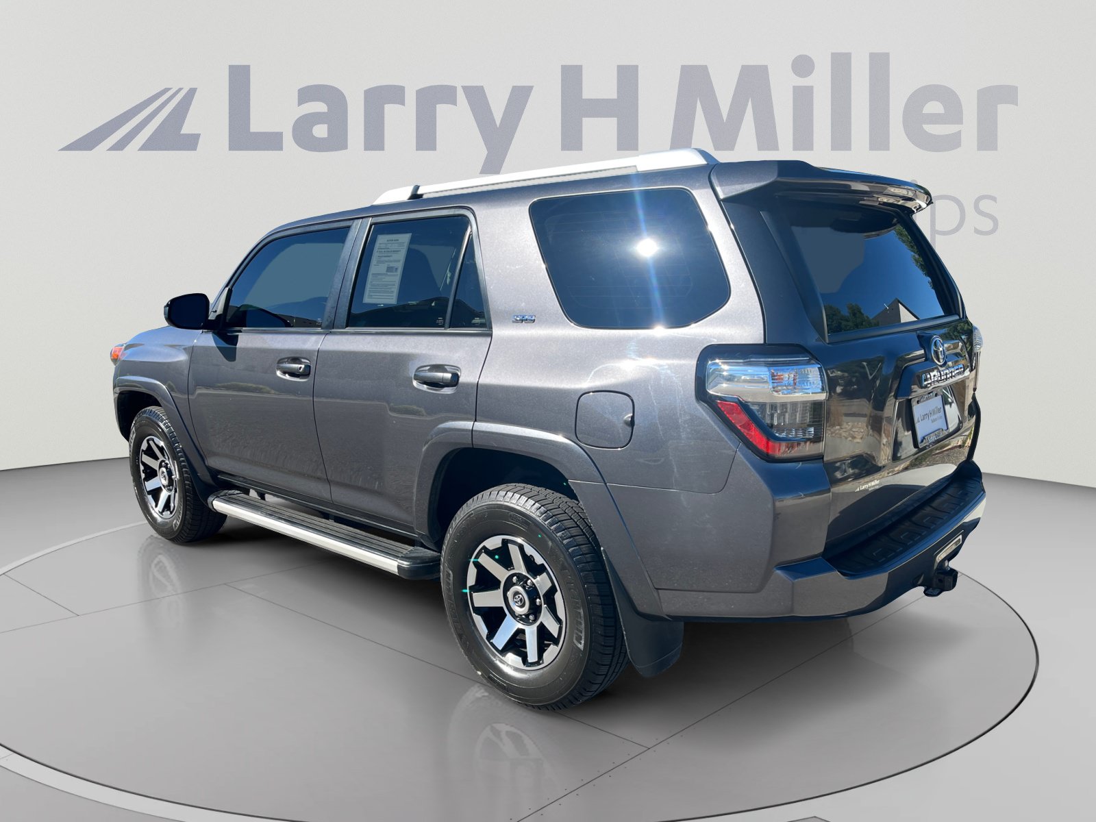 Used 2016 Toyota 4Runner SR5 AWD/4WD image 3