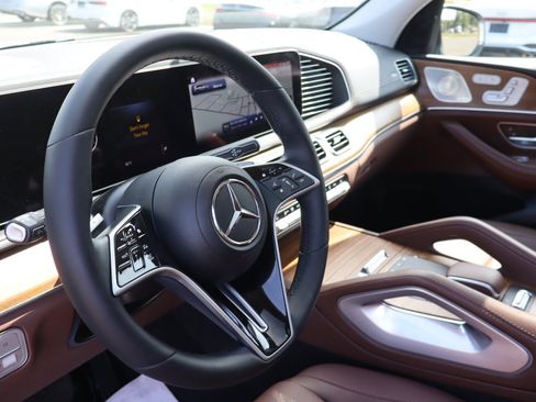 Used 2024 Mercedes-Benz GLS 450 4MATIC image 9