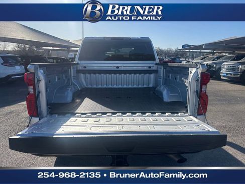 Used 2022 Chevrolet Silverado 2500 Custom w/ Custom Value Package image 7