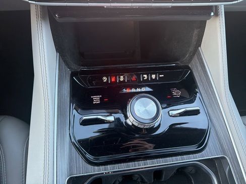 Used 2024 Jeep Wagoneer Series III image 19