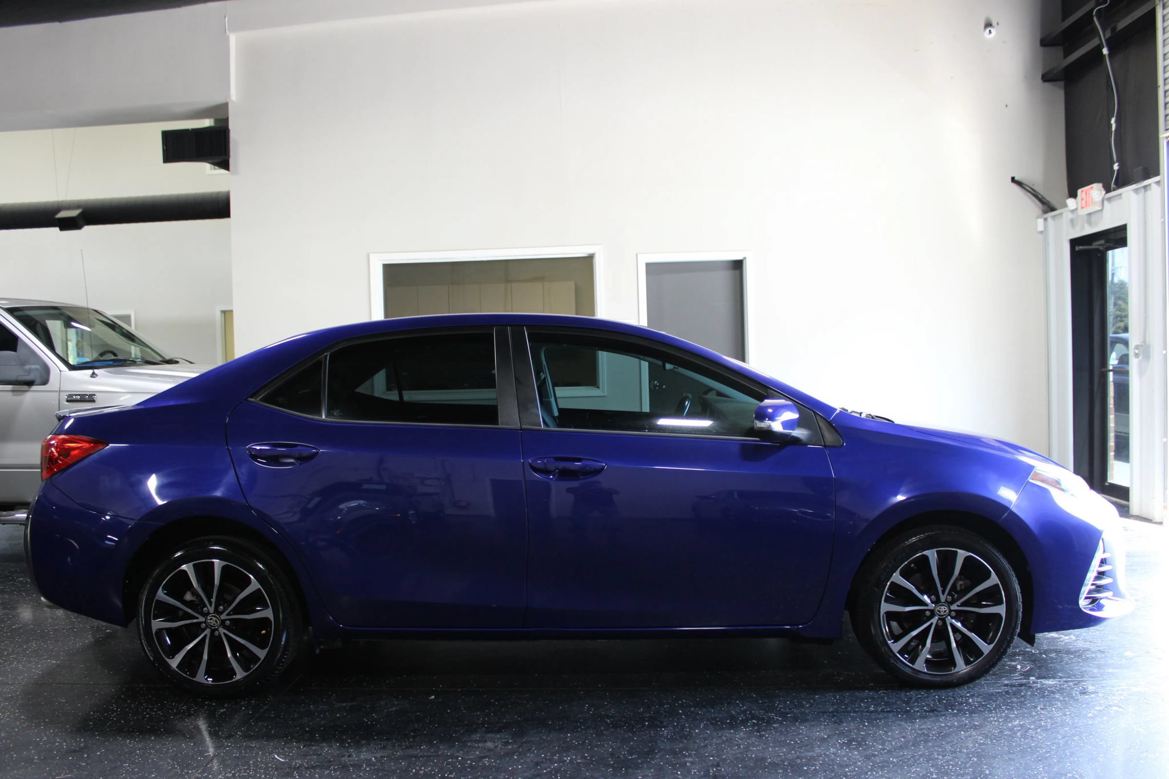 Used 2018 Toyota Corolla SE FWD image 2