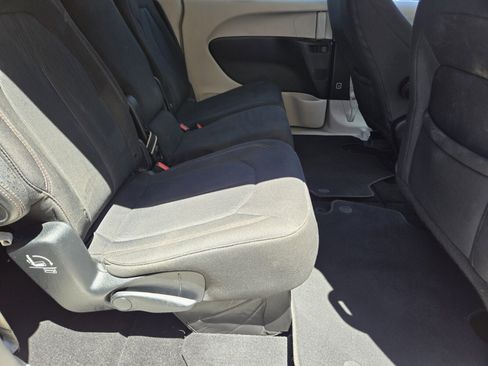 Used 2017 Chrysler Pacifica Touring FWD image 12