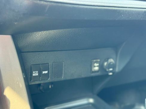 Used 2018 Toyota RAV4 LE image 18