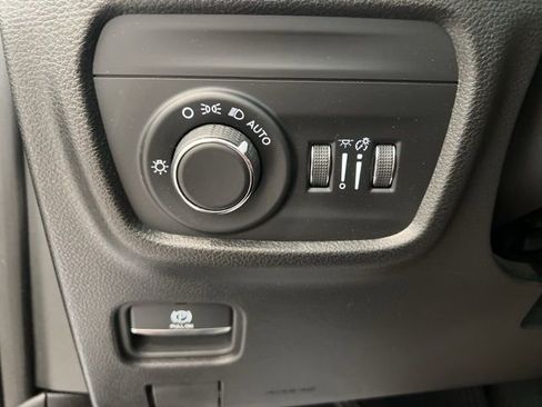 Used 2023 Jeep Grand Cherokee Laredo image 15