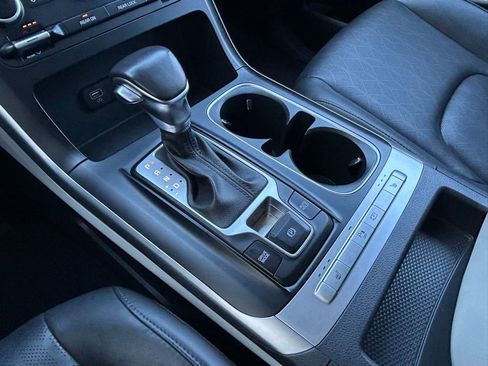 Used 2024 Kia Carnival LX image 28