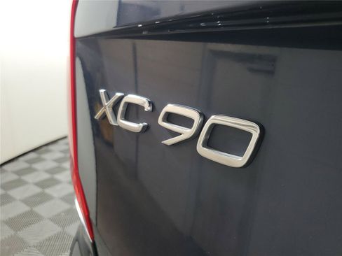 Used 2025 Volvo XC90 B5 Core AWD/4WD image 8