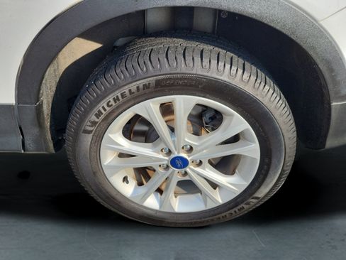 Used 2017 Ford Escape SE w/ Equipment Group 201A FWD image 9