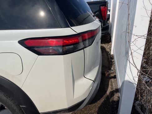 Used 2022 Nissan Pathfinder Platinum image 10