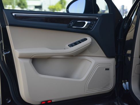 Certified 2026 Porsche Macan AWD/4WD image 13