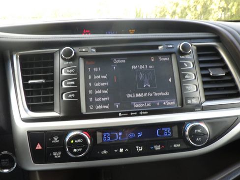 Used 2019 Toyota Highlander XLE image 23