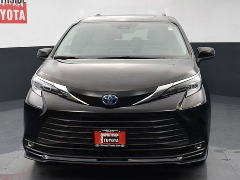 Used 2025 Toyota Sienna XLE w/ XLE Plus Package AWD/4WD image 7