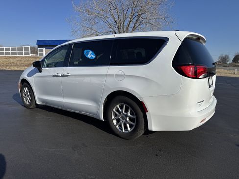 Used 2024 Chrysler Voyager LX image 3