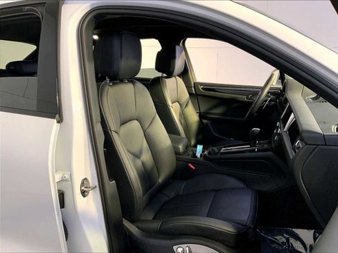 Certified 2025 Porsche Macan image 18