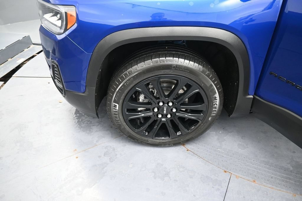 Used 2023 GMC Acadia SLE w/ Driver Convenience Package FWD image 15