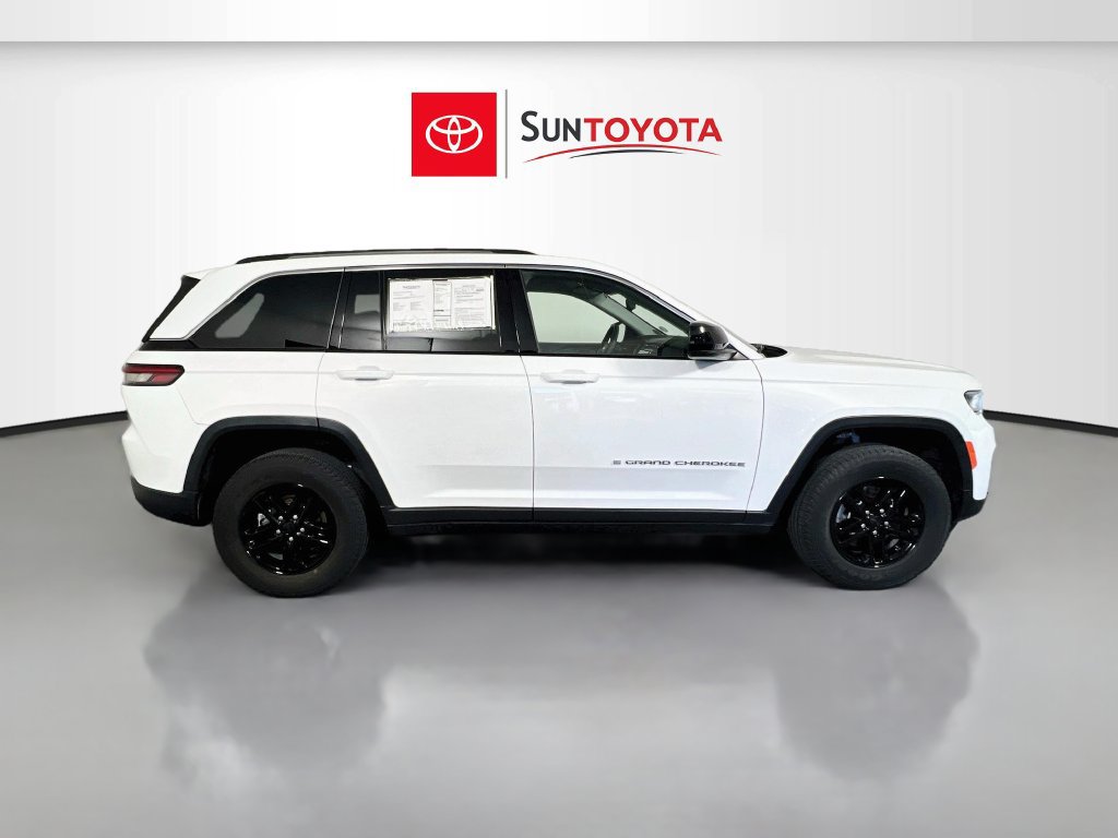 Used 2023 Jeep Grand Cherokee Laredo w/ Luxury Tech Group I AWD/4WD image 2
