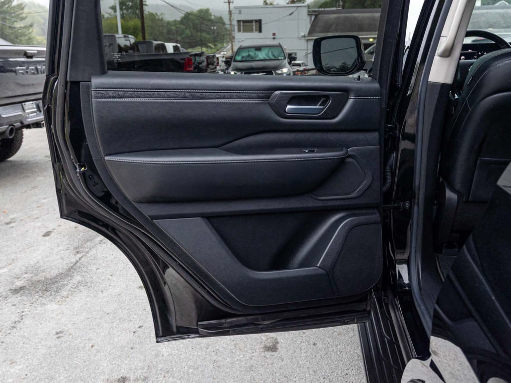 Used 2025 Nissan Armada SV AWD/4WD image 14