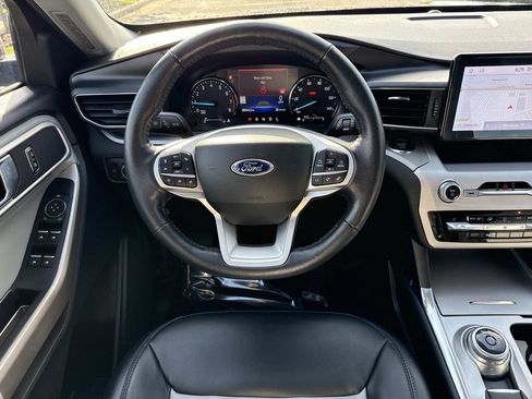 Used 2022 Ford Explorer XLT w/ Equipment Group 202A AWD/4WD image 13
