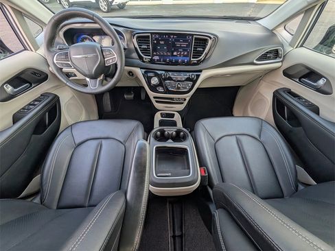 Used 2024 Chrysler Pacifica Touring-L image 9