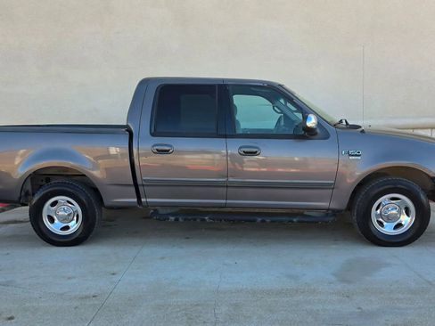 Used 2002 Ford F150 Lariat image 2