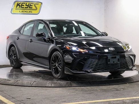 Used 2026 Toyota Camry SE FWD image 5