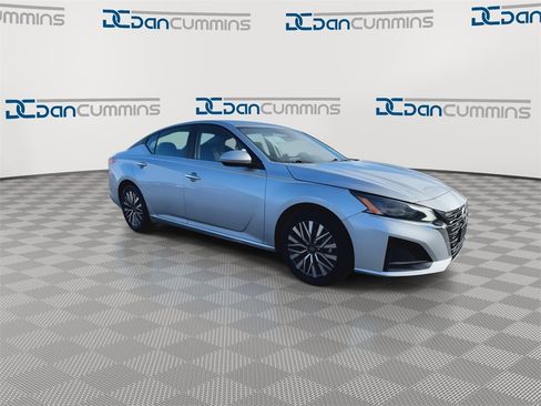 Used 2023 Nissan Altima 2.5 SV image 2