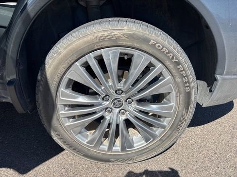 Used 2021 Toyota Venza Limited w/ Carpet Mat Package (TMS) image 4