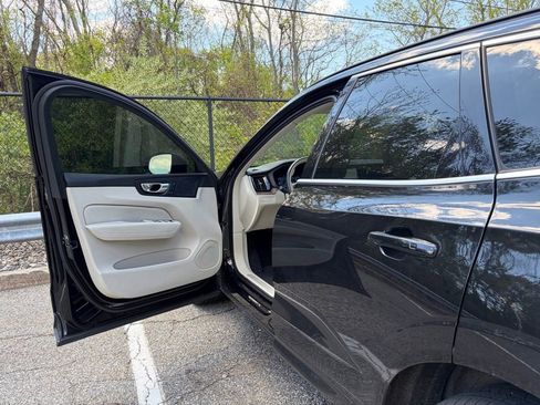 Used 2022 Volvo XC60 B5 Momentum w/ Climate Package AWD/4WD image 10