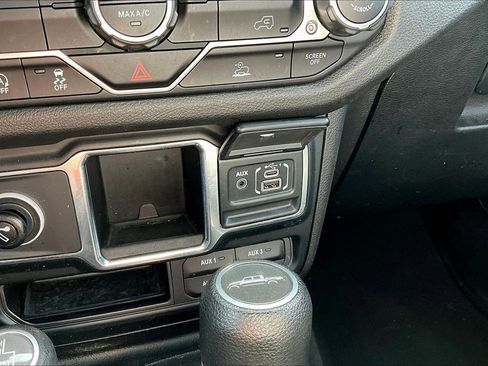 Used 2024 Jeep Gladiator Sport AWD/4WD image 16
