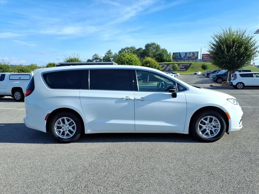 Used 2024 Chrysler Pacifica Touring-L FWD image 3