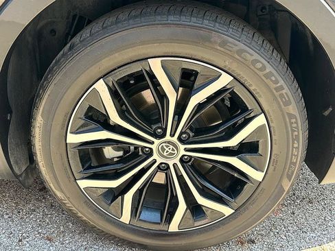 Certified 2025 Toyota Crown AWD/4WD image 27