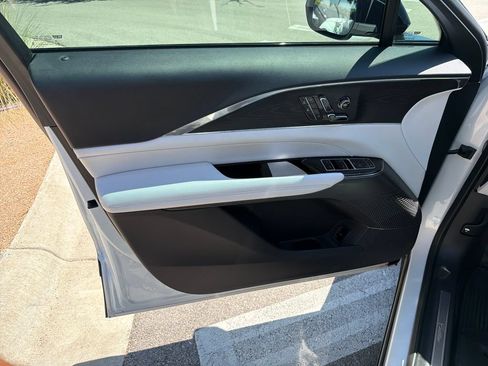 Used 2024 Cadillac Lyriq Luxury AWD/4WD image 17