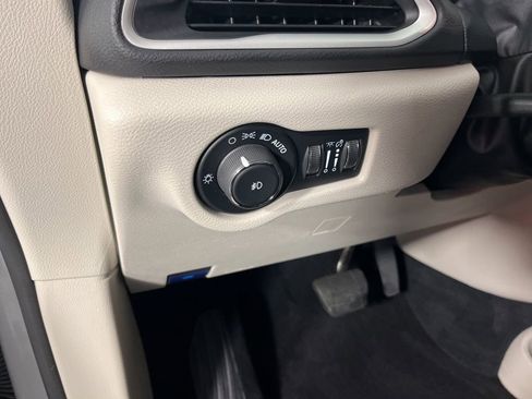 Used 2024 Chrysler Pacifica Touring-L image 30