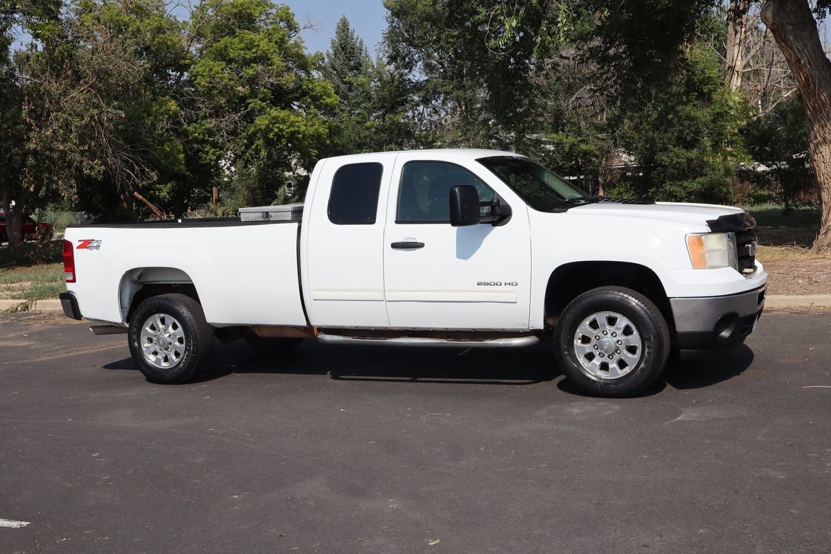 Used 2011 GMC Sierra 2500 SLE w/ Suspension Package, Off-Road AWD/4WD image 2
