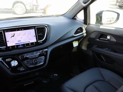 New 2026 Chrysler Pacifica Select image 28