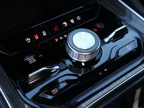 Used 2022 Jeep Wagoneer Series III w/ Premium Group I image 25