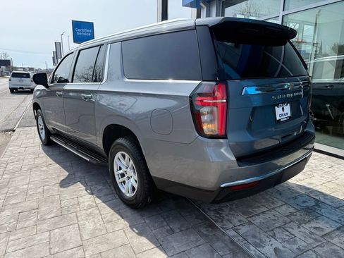 Used 2022 Chevrolet Suburban LT RWD image 2