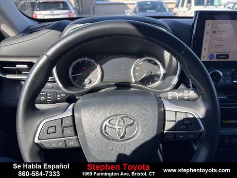 Used 2023 Toyota Highlander XLE image 17