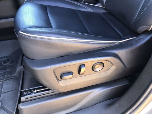 Used 2022 Chevrolet Suburban Premier image 16