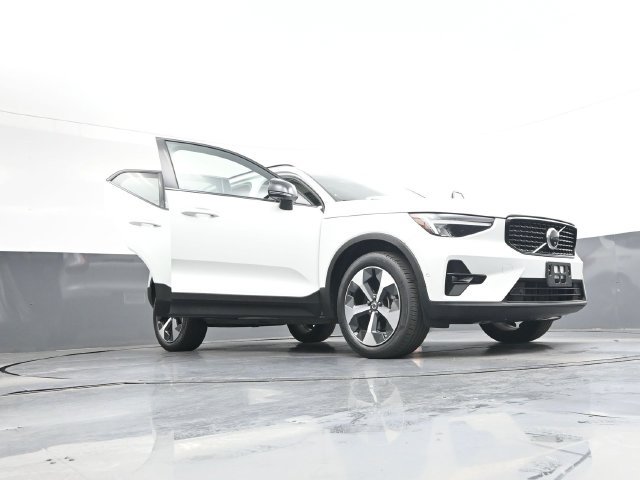 Used 2023 Volvo XC40 B4 Ultimate FWD image 41