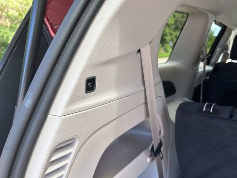 Used 2020 Chrysler Pacifica Touring FWD image 18