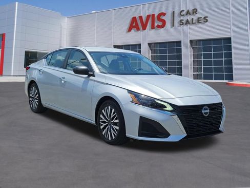 Used 2025 Nissan Altima 2.5 SV FWD image 3