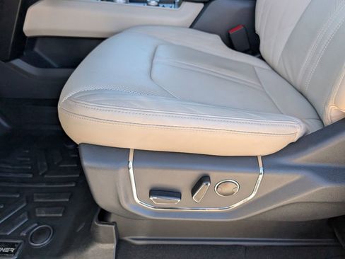 Used 2024 Ford Expedition Platinum image 11