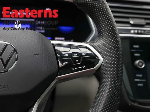 Used 2022 Volkswagen Tiguan SE R-Line image 16