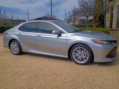 Used 2018 Toyota Camry XLE image 15