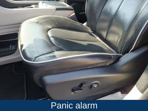 Used 2023 Chrysler Pacifica Limited FWD image 18