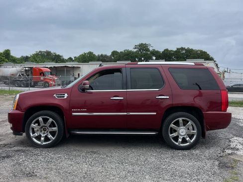 Used 2011 Cadillac Escalade Luxury AWD/4WD image 2