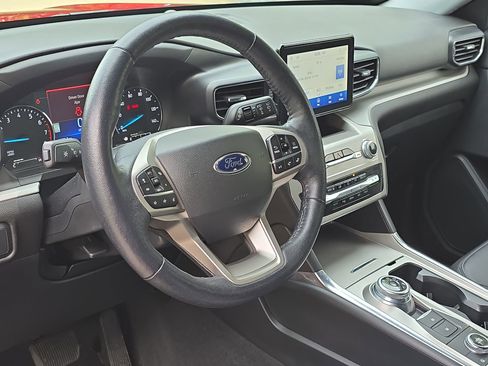 Used 2022 Ford Explorer XLT w/ Equipment Group 202A image 14