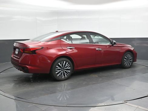 Used 2025 Nissan Altima 2.5 SV FWD image 3