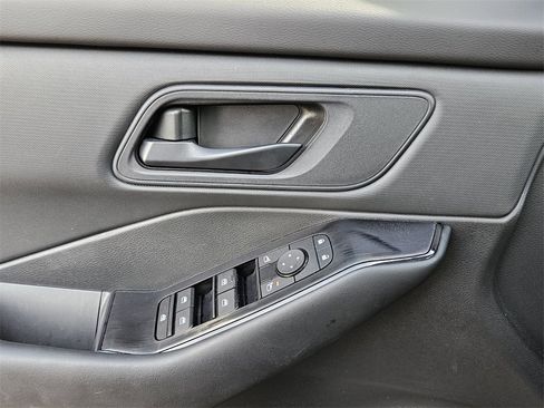 Used 2025 Nissan Rogue S image 6