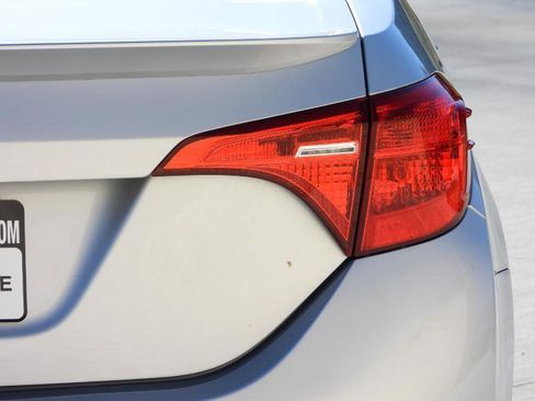 Used 2017 Toyota Corolla SE image 18